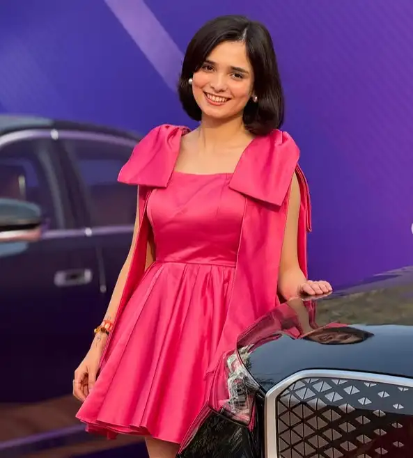 Meethika Dwivedi Photos