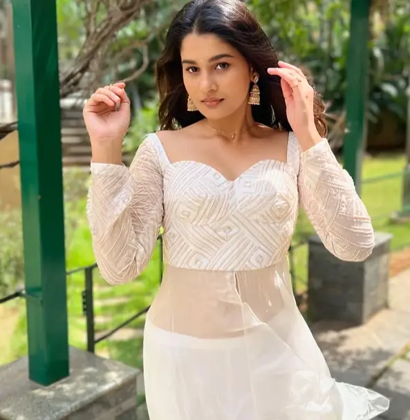 Yuvina Parthavi Biography Details